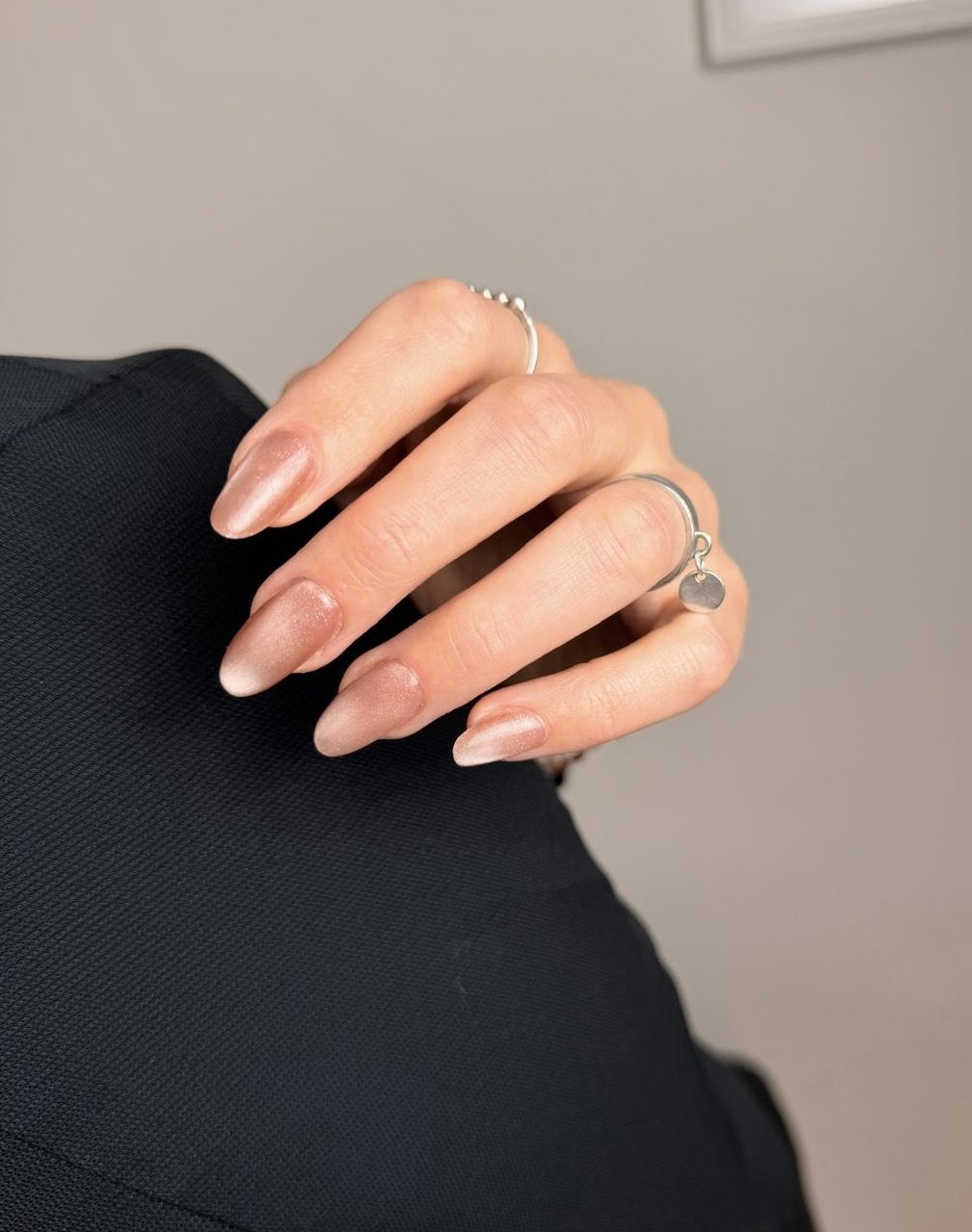 Manucure nude raffinée — ongles amande