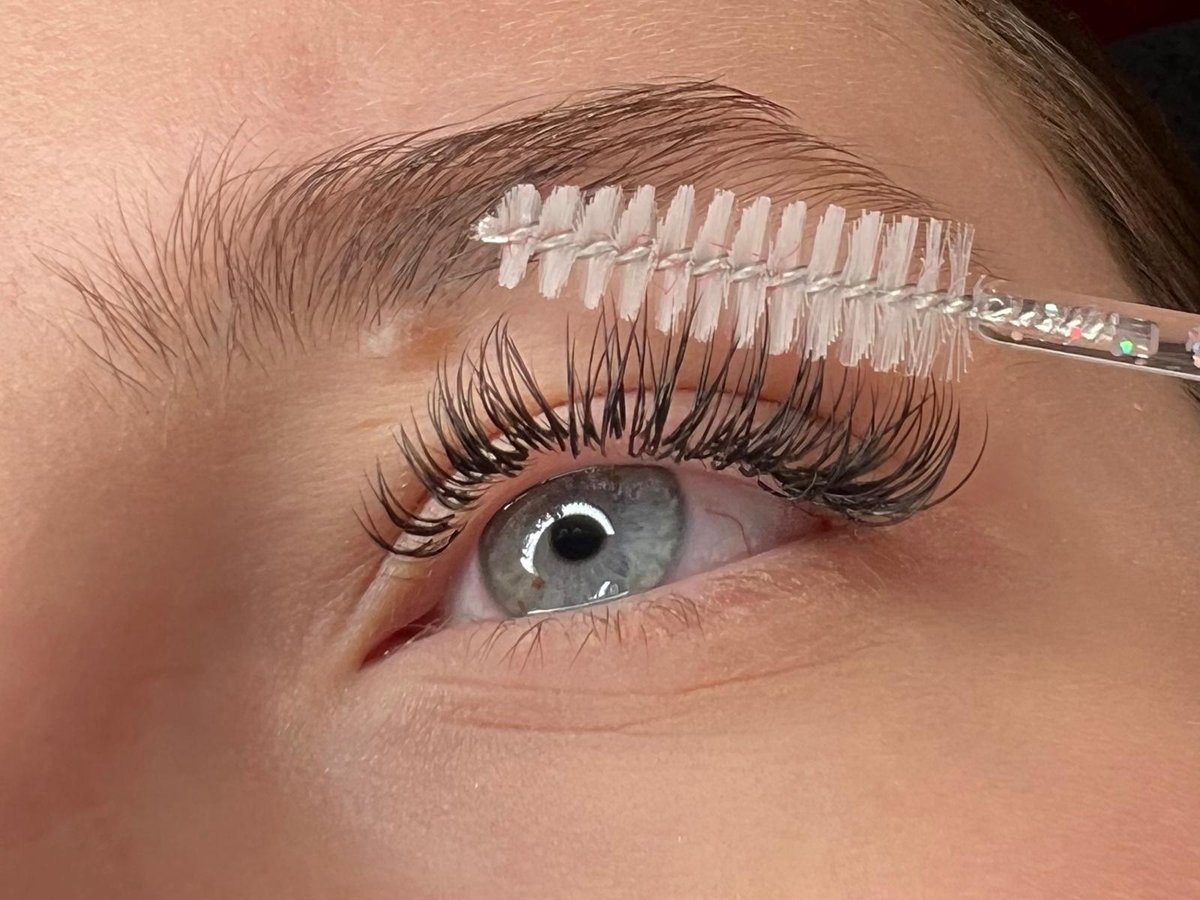 Brushing de cils après extensions — gros plan