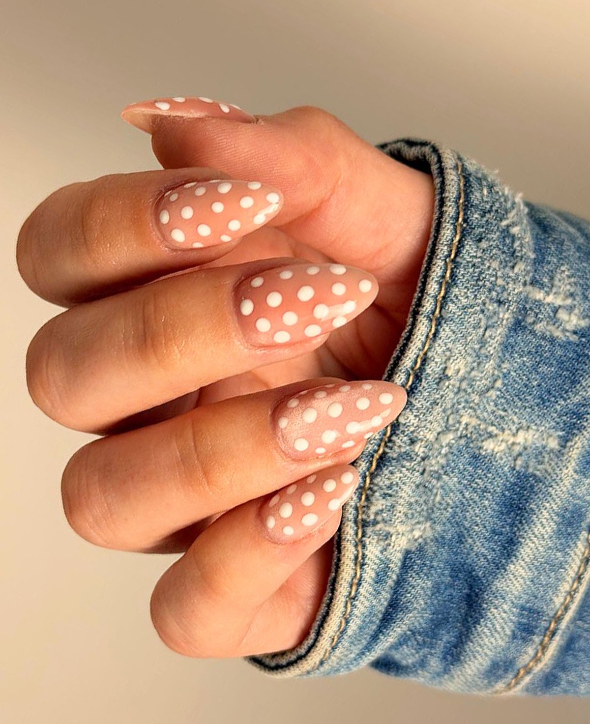 Manucure nail art à pois — ongles amande nude