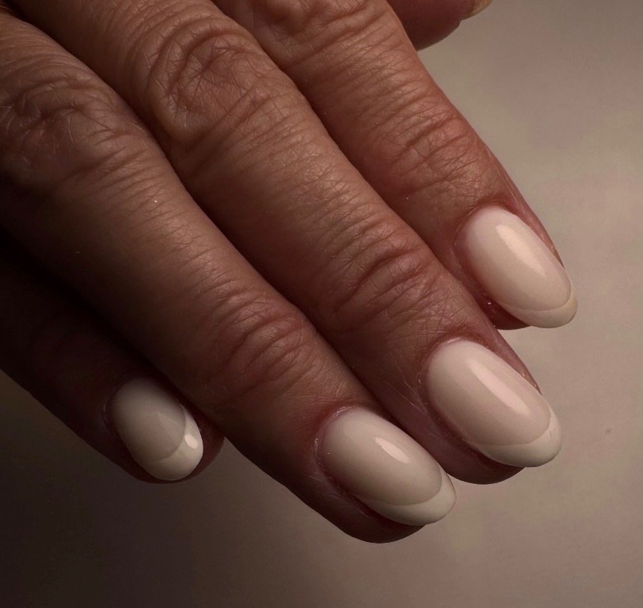 Gel — nail art doré et fleurs