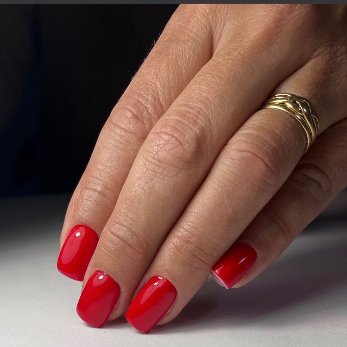 Semi-permanent rouge — manucure carrée