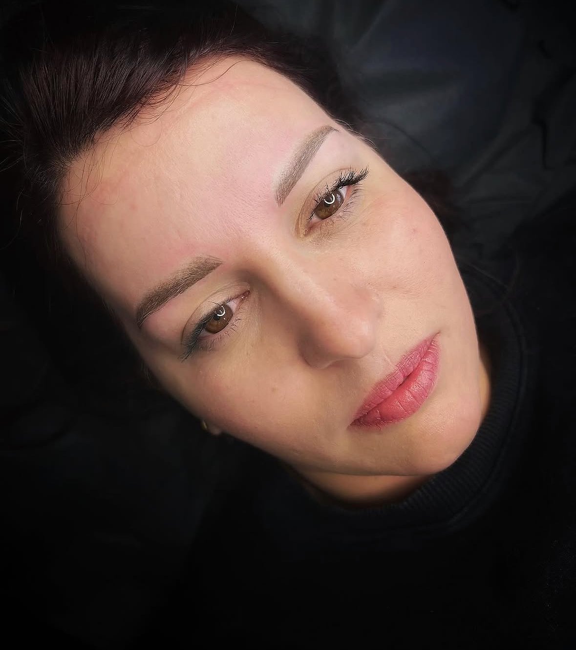 Sourcils poudrés — résultat naturel sur visage